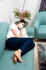 Obraz premium Asian woman getting sick and wearing face mask protection