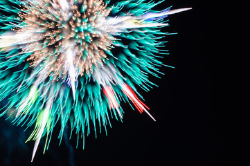 赤川花火大会で露光間ピントずらしで撮影した打ち上げ花火（割物緑）