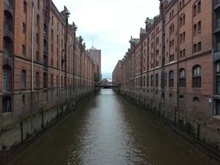 Naklejka premium Kanal einer Hafenstadt