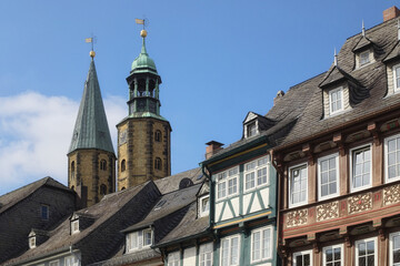 Fototapeta na wymiar Goslar - Türme der Marktkirche St. Cosmas und Damian hinter Fachwerkhäusern, Niedersachsen, Deutschland, Europa