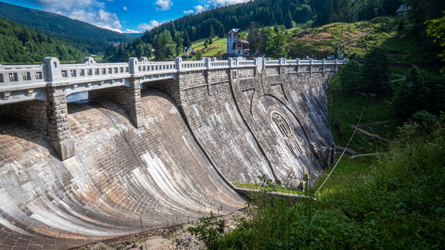 Elbtalsperre Staudamm in Spindler M&uuml;hl mit bergigem Hintergrund und strahlend blauem leicht bew&ouml;lktem Himmel