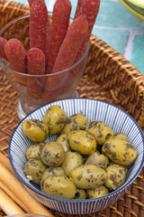 plat d'olives vertes marinées