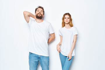 Fototapeta premium cheerful young couple in white t-shirts chatting moda Studio mockup