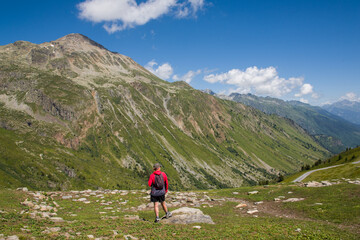 une femme randonnant dans les montagnes. Une femme regardant un panorama de vallée et de montagne