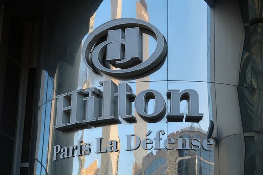 Enseigne / logo sur la devanture de l&rsquo;h&ocirc;tel d&rsquo;affaires de luxe Hilton de Paris La D&eacute;fense &ndash; janvier 2021 (France)