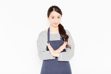 NGのジェスチャーをするエプロン姿の女性