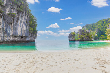 Fototapeta na wymiar Tropical beach at Koh Hong island, Thailand