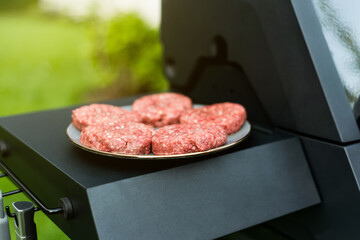 Rindfleisch Burger für Hamburger auf dem Grill mit Käse und Zwiebeln überbacken