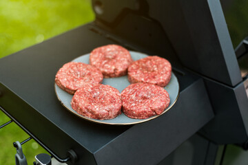 Rindfleisch Burger für Hamburger auf dem Grill mit Käse und Zwiebeln überbacken