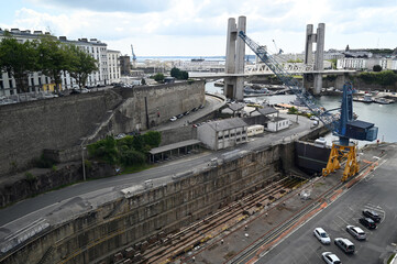 Grue portuaire et cale sèche à Brest avec le pont de La Recouvrance au second plan