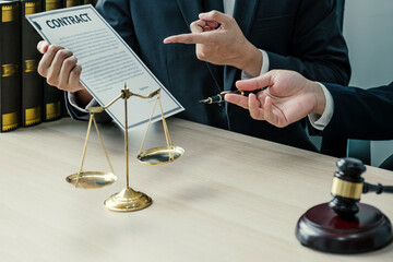 the lawyer providing legal consult business dispute service at the office