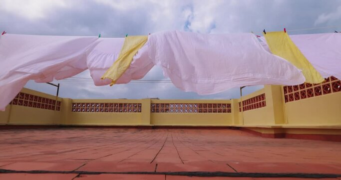 S&aacute;banas al viento en la azotea. C&aacute;mara lenta.