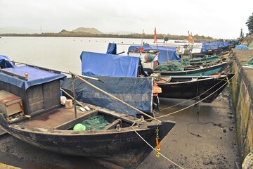 Obraz premium indian fishing boats harbor in mumbai ,india