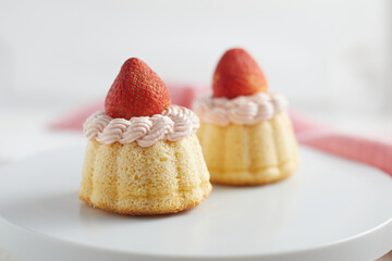 Cake with stawberry and creamy