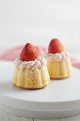 Cake with stawberry and creamy