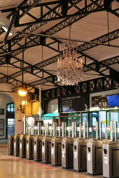 Transport public en &Icirc;le-de-France, portillons d'acc&egrave;s dans le hall de la gare RER C de Versailles Ch&acirc;teau Rive Gauche, pr&egrave;s de Paris &ndash; juillet 2020 (France)