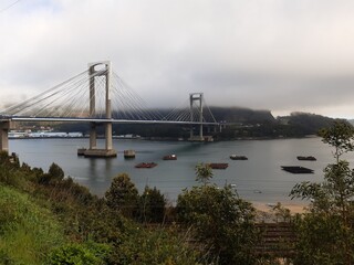 Puente de Rande en una jornada de niebla