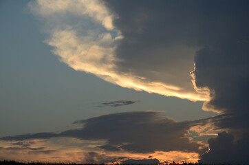 Fototapeta na wymiar 夕焼けに光る雲