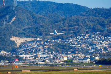 Fototapeta na wymiar [乗り物]伊丹空港を離陸する飛行機