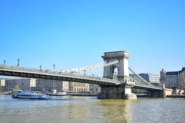 Photo sur Plexiglas Széchenyi lánchíd Le pont à chaînes Széchenyi est un pont suspendu qui enjambe le Danube entre Buda et Pest, les côtés ouest et est de Budapest.