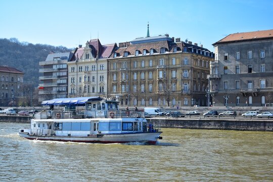 Tour boats take tourists to see the scenery of the Danube River building in Budapest, HANGARY.