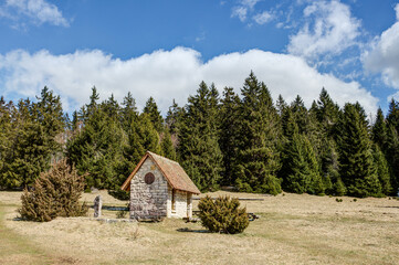 Obraz premium In 1861 Valentin Hauser built a chapel at the Way of the Cross from the village of Gosheim to Mount Dreifaltigkeitsberg. 
