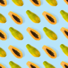 Nahtloses Muster der frischen reifen Papaya auf blauem Hintergrund. Tropischer abstrakter Hintergrund. Ansicht von oben. Kreatives Design, minimales Flat-Lay-Konzept. Trend tropische Frucht Lebensmittel Hintergrundmuster © Ilja