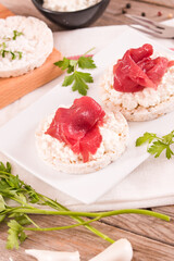 Rice cakes with milk flakes and cold beef.