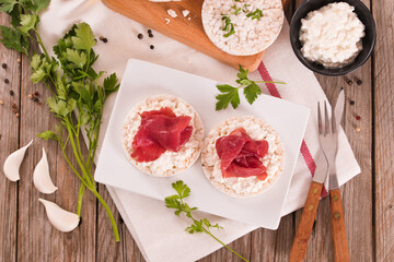 Rice cakes with milk flakes and cold beef.
