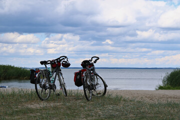 zwei Fahrräder mit viel Gepäck abgestellt am Strand