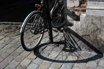 Fototapeta na wymiar velo cycliste rue soleil roue cycles pavés Bruxelles