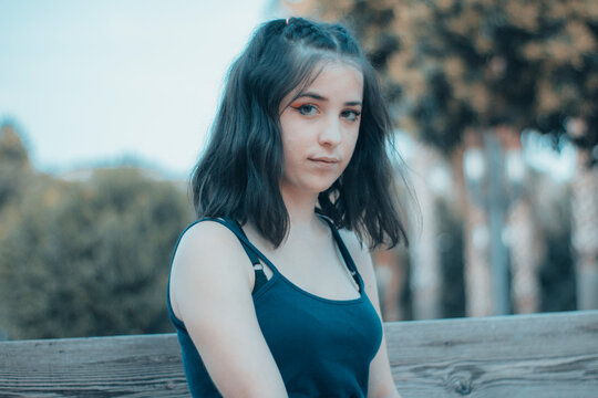 Adolescente seria con mala actitud mirando en un parque