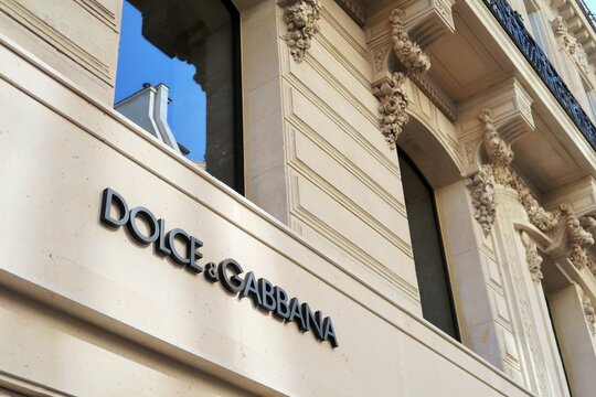 Enseigne de la marque de luxe Dolce&Gabbana (D&C), c&eacute;l&egrave;bre entreprise italienne de mode, sur la devanture de sa boutique de la rue du Faubourg Saint Honor&eacute; &agrave; Paris &ndash; mars 2021 (France)