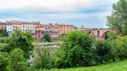 Fototapeta na wymiar Montauban, beautiful french city in the South, old bridge on the river Tarn, and colorful houses 