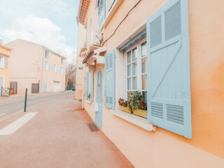 Bella casa de francia con unos ventanales azules y decorado