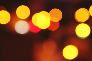 Luces de semáforos y farolas desenfocadas por la noche. Reproducción de fondo con luces...