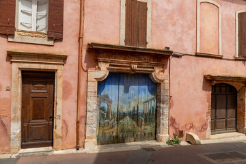Fototapeta na wymiar Painted door in the village of Roussillon in Luberon, Provence, south of France