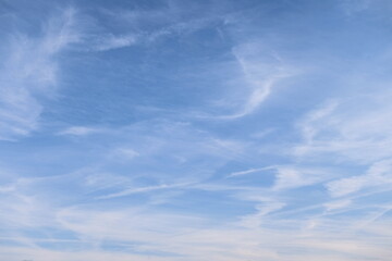Blauer Himmel mit Wolken Cirrus