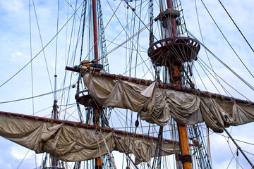 Segelboot mit schönem Mast