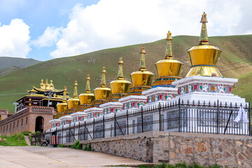 Qinghai Tibetan Buddhist monastery - obrazy, fototapety, plakaty