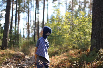 Ребёнок в лесу