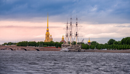 Obraz premium View of the Peter and Paul Fortress of St. Petersburg during sunset from the Neva River bed
