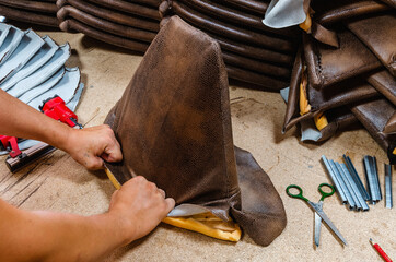 manufacture of upholstered furniture, furniture upholstery with a pneumatic stapler
