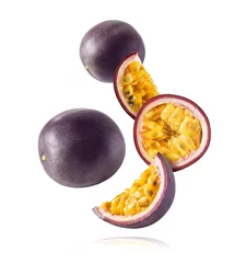 Stof per meter Fresh ripe passion fruit falling in the air © Agave Studio