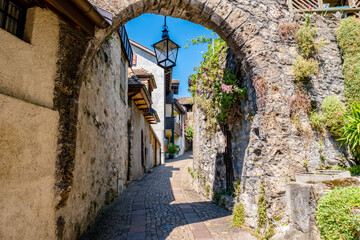 Fototapeta na wymiar Narrow alleyway through Saint-Saphorin - Switzerland