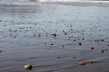Piedras de colores a la orilla del mar. Imagen con textura