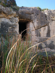 Entrada de cueva en la necrópolis de Cala Morell (Menorca) © ar