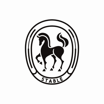 ロゴ、またはシンボルマークのための、蹄鉄の枠の中の、シンプルな馬のシルエットイラスト