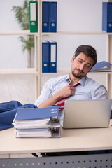 Obraz premium Young male employee working in the office