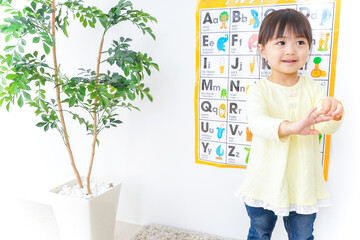 英語の勉強をする子供